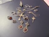 un tas de bijoux posés sur une table