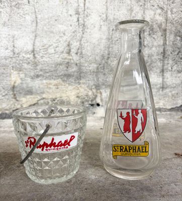 une bouteille en verre et un verre posés sur une table