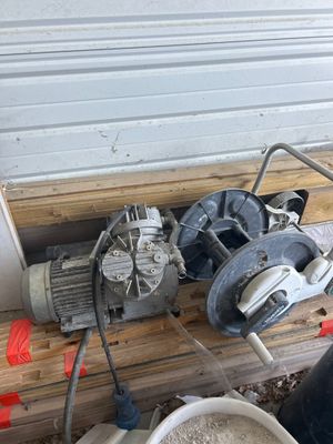une machine posée par terre à côté d'un seau