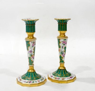 une paire de vases verts et dorés ornés de fleurs
