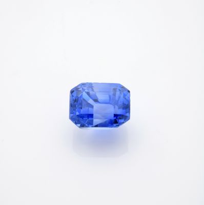 une pierre de saphir bleu sur une surface blanche