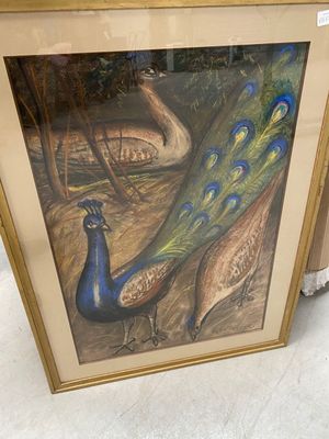 tableau représentant deux paons dans un cadre doré sur un fond blanc