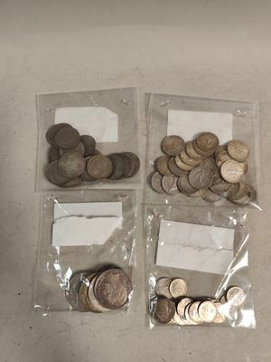 beaucoup de pièces dans les sacs posés sur la table