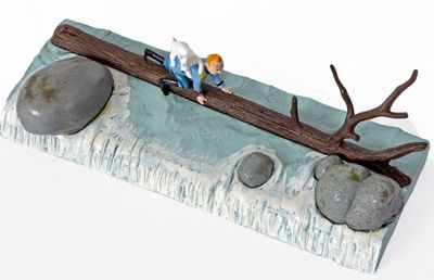 une figurine représentant deux oiseaux perchés sur une branche
