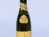 une bouteille de vin posée sur une table