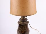 une image représentant une lampe avec un abat-jour marron sur fond blanc