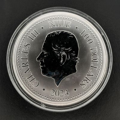 un gros plan d'une pièce de monnaie sur laquelle figure le visage d'un homme
