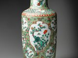 une image représentant un vase vert orné de fleurs et d'oiseaux
