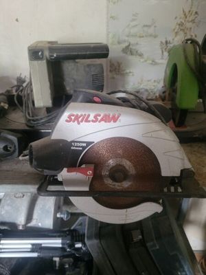 quelqu'un utilise une scie circulaire pour couper une pièce de bois