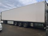 un camion blanc garé dans un parking