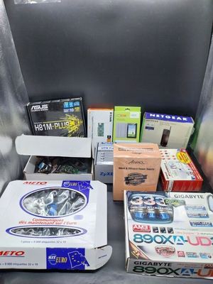 de nombreux appareils électroniques de toutes sortes, rangés dans des boîtes posées sur la table