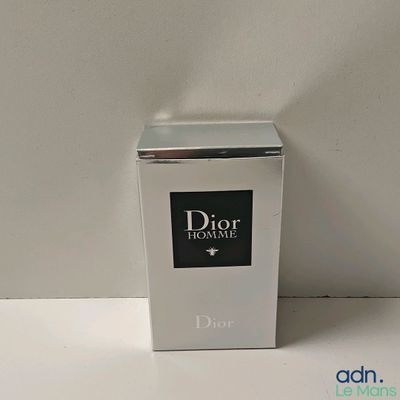 une photo d'un flacon d'eau de Cologne Dior Homme posé sur une table
