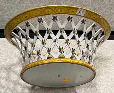 un panier posé sur une table