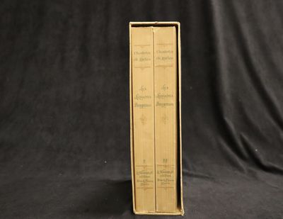 un vieux livre posé sur une table recouverte d'un tissu noir