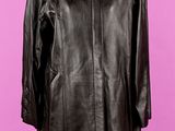 un manteau en cuir noir sur un mannequin, un mannequin, un mannequin, un mannequin, un mannequin, un mannequin, un mannequin, un mannequin, un manne