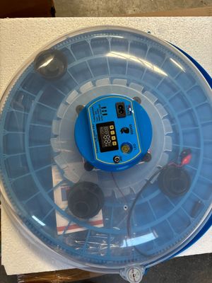 une image représentant une roue à eau sur laquelle figure une horloge
