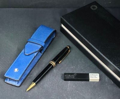 un stylo, un cahier et une trousse à crayons posés sur une table