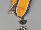 Gros plan sur une médaille entourée d'un ruban