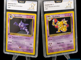 Deux cartes Pokémon sont présentées dans des pochettes en plastique sur un fond noir.