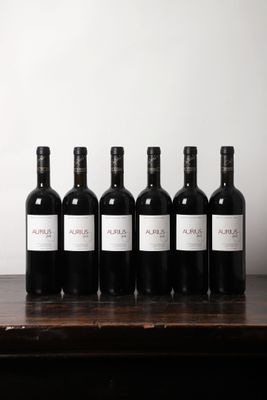 six bouteilles de vin sont alignées sur une table en bois