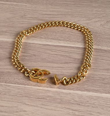 CHANEL Collier ras de cou chaine en métal doré rassemblé au … - Photo 1