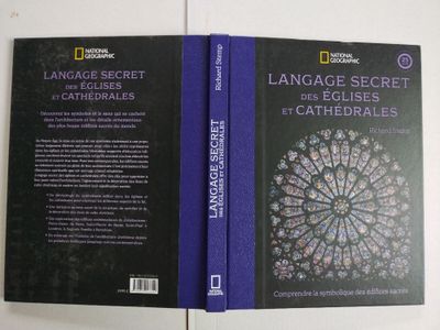 deux livres posés l'un à côté de l'autre sur une table