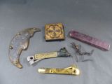 un grand nombre d'outils posés sur une table