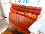 plusieurs livres empilés sur une table