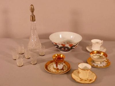 une table sur laquelle se trouvent de nombreuses tasses et soucoupes