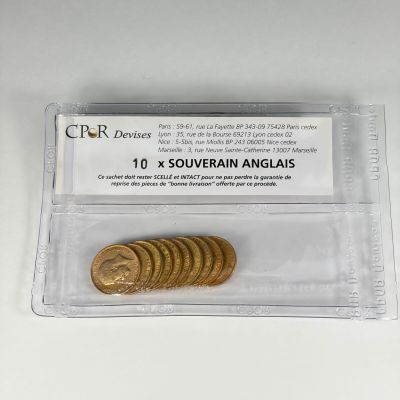 une pièce d'or dans un récipient en plastique transparent