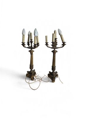 une paire de candélabres anciens en laiton avec des abat-jours en verre dépoli