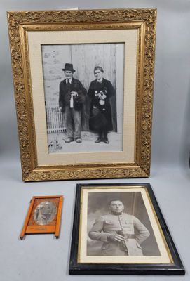 48 / F2 / Trois photographies encadrées.