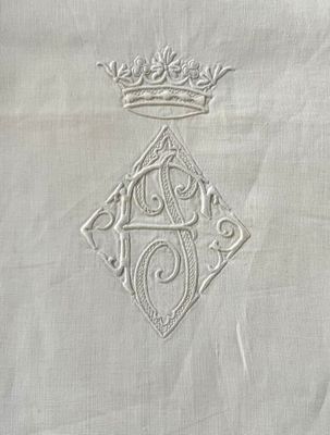 une image montrant un gros plan d'un morceau de tissu sur lequel figure une couronne