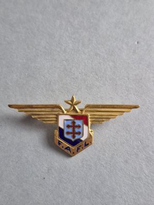 gros plan d'un badge sur une surface blanche