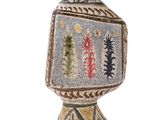 une image représentant un vase orné d'un motif décoratif