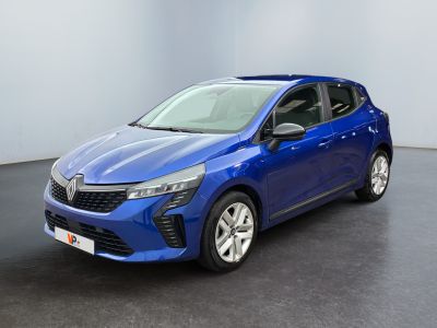 une voiture bleue garée dans une pièce au sol noir