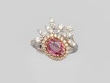 une bague en tourmaline rose et diamant