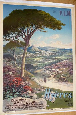 Il y a une affiche représentant un arbre au milieu d'un champ