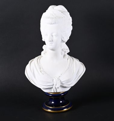 un buste de femme blanc sur fond noir