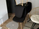 deux chaises et une table dans le coin d'une pièce