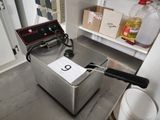 une photo d'une friteuse professionnelle dans une cuisine