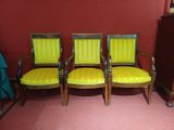 trois chaises aux assises rembourrées de jaune dans une pièce
