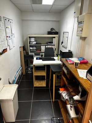 une pièce avec un bureau sur lequel se trouve un ordinateur