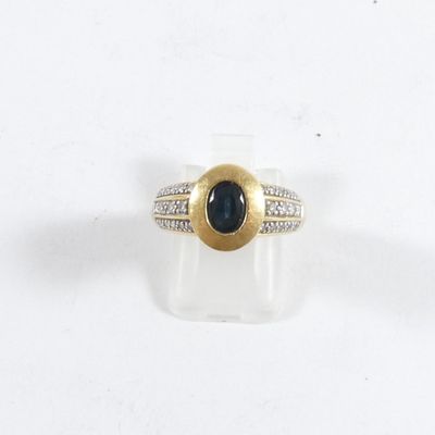 Gros plan sur une bague ornée d'une pierre noire