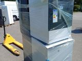 une pile de cartons posée sur une palette dans un parking