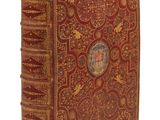un vieux livre dont la couverture est ornée d'un motif décoratif