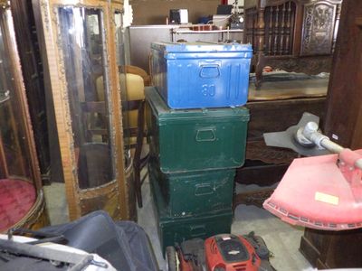 une pile de bagages empilés les uns sur les autres dans une pièce
