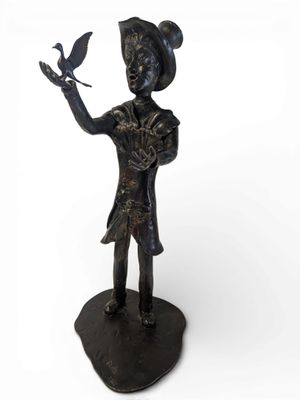figurine en bronze représentant une femme tenant un oiseau et un éventail