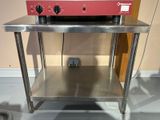 table en acier inoxydable surmontée d'un four rouge
