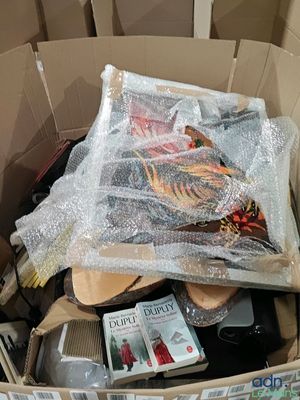 une boîte en carton remplie d'objets hétéroclites